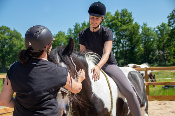 Yoga op en naast het paard